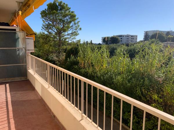 Appartement à vendre 2 pièces 60 m2 ANTIBES (06)quartier font merle .parking .calme .ensoleillé.