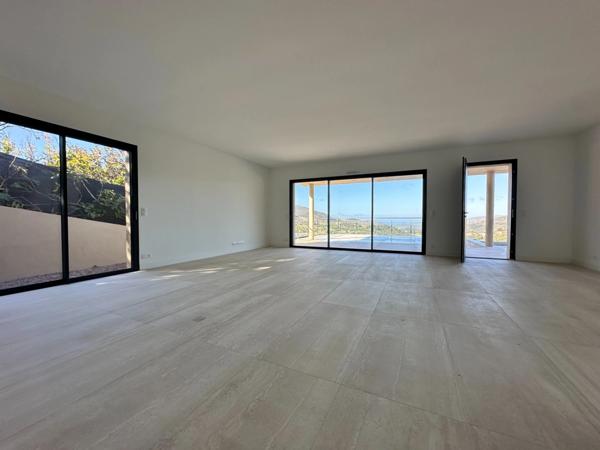 VILLA CONTEMPORAINE à vendre à 8 min de AJACCIO - Magnifique villa de standing avec piscine et vue Mer - Garage fermé