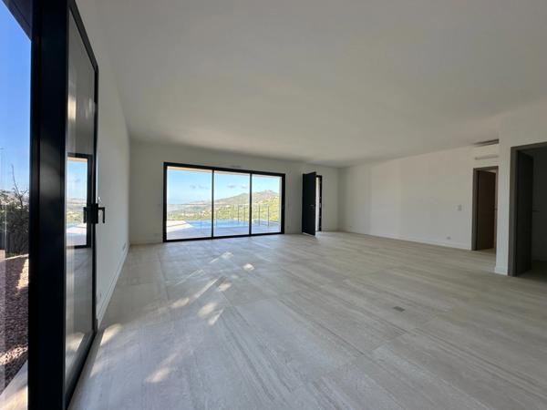 VILLA CONTEMPORAINE à vendre à 8 min de AJACCIO - Magnifique villa de standing avec piscine et vue Mer - Garage fermé