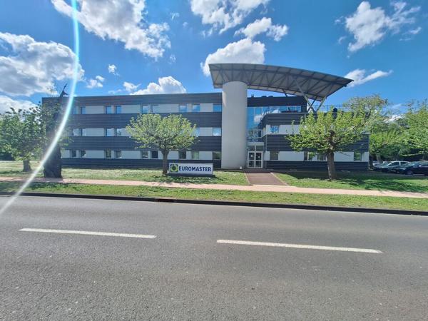 CLERMONT-FERRAND LA PARDIEU A LOUER BUREAUX 1130m² - BATIMENT INDEPENDANT - PARKING 51 PLACES - TERRASSE