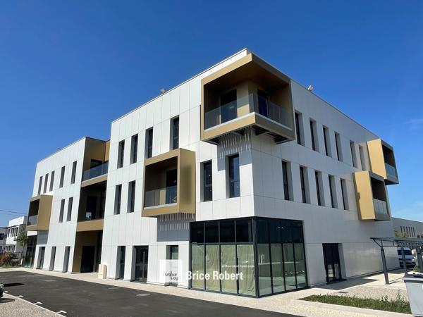 Bureaux neufs à vendre ou à louer à Décines Charpieu avec terrasses