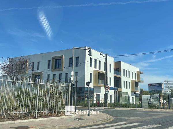 Bureaux neufs à vendre ou à louer à Décines Charpieu avec terrasses