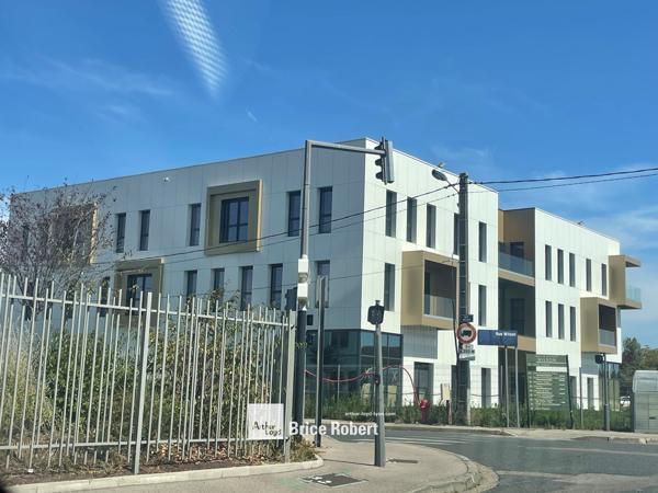 Bureaux neufs à vendre ou à louer à Décines Charpieu avec terrasses
