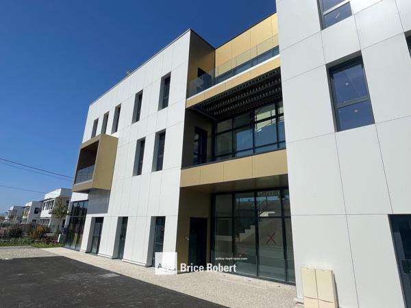 Bureaux neufs à vendre ou à louer à Décines Charpieu avec terrasses