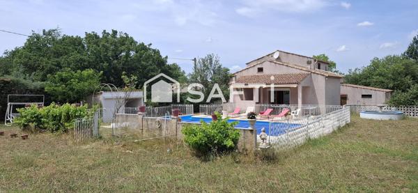 Villa 156 m², terrain 2 200 m², piscine et garages