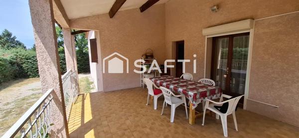 Villa 156 m², terrain 2 200 m², piscine et garages