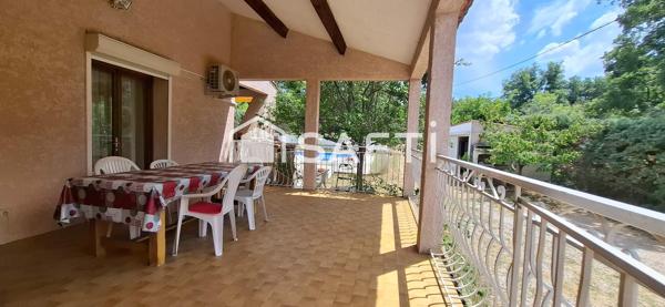 Villa 156 m², terrain 2 200 m², piscine et garages