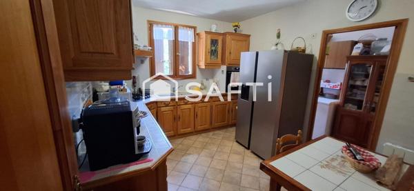 Villa 156 m², terrain 2 200 m², piscine et garages