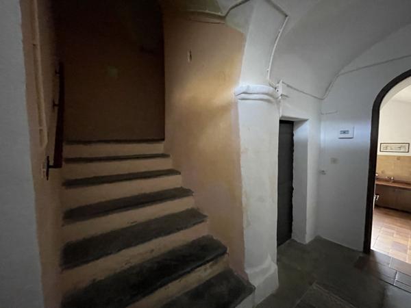 Porri (20215) Appartement Duplex 5 Pièces avec Terrasse, Cave et Jardin - À Rénover