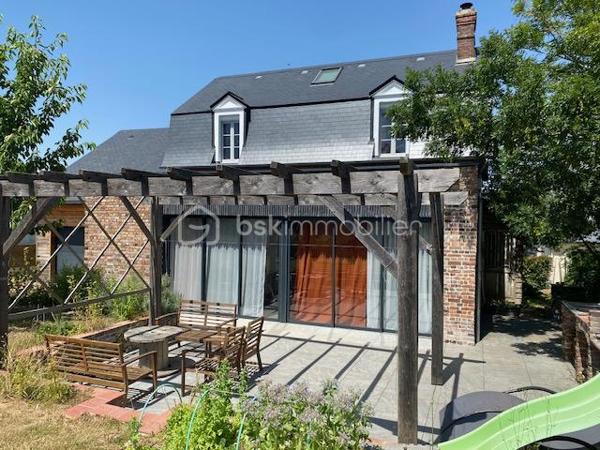 Située dans une impasse, à quelques minutes du centre ville de Pont-Audemer, venez découvrir cette belle maison de caractère. Elle comprend au rez-de-chaussée, une grande pièce de vie avec une cuisine aménagée et équipée ouverte sur le séjour-salon avec un poêle à bois, une chambre, une salle d'eau avec wc et un garage avec grenier au dessus. A l'étage: palier desservant une chambre avec dressing, une salle de bains avec une douche à l'italienne, une chambre avec sa mezzanine, un bureau et un wc avec lave mains. Au grenier : une chambre mansardée.
Un espace terrasse et barbecue agrémente l'extérieur de cette maison avec son terrain d'environ 530m².
Proche des écoles et commerces, très lumineuse et agréable à vivre sont les atouts de ce bien.
A VISITER SANS TARDER