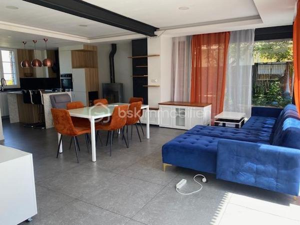 Située dans une impasse, à quelques minutes du centre ville de Pont-Audemer, venez découvrir cette belle maison de caractère. Elle comprend au rez-de-chaussée, une grande pièce de vie avec une cuisine aménagée et équipée ouverte sur le séjour-salon avec un poêle à bois, une chambre, une salle d'eau avec wc et un garage avec grenier au dessus. A l'étage: palier desservant une chambre avec dressing, une salle de bains avec une douche à l'italienne, une chambre avec sa mezzanine, un bureau et un wc avec lave mains. Au grenier : une chambre mansardée.
Un espace terrasse et barbecue agrémente l'extérieur de cette maison avec son terrain d'environ 530m².
Proche des écoles et commerces, très lumineuse et agréable à vivre sont les atouts de ce bien.
A VISITER SANS TARDER