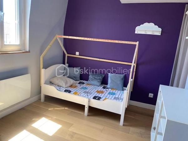 Située dans une impasse, à quelques minutes du centre ville de Pont-Audemer, venez découvrir cette belle maison de caractère. Elle comprend au rez-de-chaussée, une grande pièce de vie avec une cuisine aménagée et équipée ouverte sur le séjour-salon avec un poêle à bois, une chambre, une salle d'eau avec wc et un garage avec grenier au dessus. A l'étage: palier desservant une chambre avec dressing, une salle de bains avec une douche à l'italienne, une chambre avec sa mezzanine, un bureau et un wc avec lave mains. Au grenier : une chambre mansardée.
Un espace terrasse et barbecue agrémente l'extérieur de cette maison avec son terrain d'environ 530m².
Proche des écoles et commerces, très lumineuse et agréable à vivre sont les atouts de ce bien.
A VISITER SANS TARDER