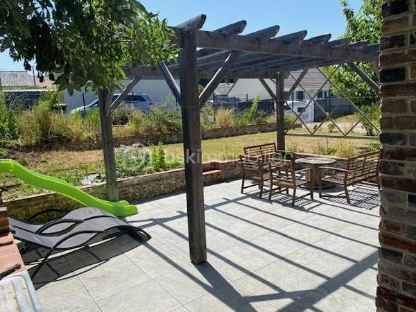 Située dans une impasse, à quelques minutes du centre ville de Pont-Audemer, venez découvrir cette belle maison de caractère. Elle comprend au rez-de-chaussée, une grande pièce de vie avec une cuisine aménagée et équipée ouverte sur le séjour-salon avec un poêle à bois, une chambre, une salle d'eau avec wc et un garage avec grenier au dessus. A l'étage: palier desservant une chambre avec dressing, une salle de bains avec une douche à l'italienne, une chambre avec sa mezzanine, un bureau et un wc avec lave mains. Au grenier : une chambre mansardée.
Un espace terrasse et barbecue agrémente l'extérieur de cette maison avec son terrain d'environ 530m².
Proche des écoles et commerces, très lumineuse et agréable à vivre sont les atouts de ce bien.
A VISITER SANS TARDER
