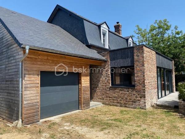 Située dans une impasse, à quelques minutes du centre ville de Pont-Audemer, venez découvrir cette belle maison de caractère. Elle comprend au rez-de-chaussée, une grande pièce de vie avec une cuisine aménagée et équipée ouverte sur le séjour-salon avec un poêle à bois, une chambre, une salle d'eau avec wc et un garage avec grenier au dessus. A l'étage: palier desservant une chambre avec dressing, une salle de bains avec une douche à l'italienne, une chambre avec sa mezzanine, un bureau et un wc avec lave mains. Au grenier : une chambre mansardée.
Un espace terrasse et barbecue agrémente l'extérieur de cette maison avec son terrain d'environ 530m².
Proche des écoles et commerces, très lumineuse et agréable à vivre sont les atouts de ce bien.
A VISITER SANS TARDER