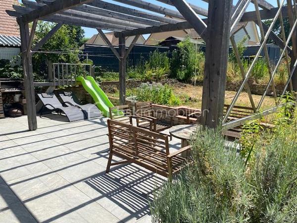 Située dans une impasse, à quelques minutes du centre ville de Pont-Audemer, venez découvrir cette belle maison de caractère. Elle comprend au rez-de-chaussée, une grande pièce de vie avec une cuisine aménagée et équipée ouverte sur le séjour-salon avec un poêle à bois, une chambre, une salle d'eau avec wc et un garage avec grenier au dessus. A l'étage: palier desservant une chambre avec dressing, une salle de bains avec une douche à l'italienne, une chambre avec sa mezzanine, un bureau et un wc avec lave mains. Au grenier : une chambre mansardée.
Un espace terrasse et barbecue agrémente l'extérieur de cette maison avec son terrain d'environ 530m².
Proche des écoles et commerces, très lumineuse et agréable à vivre sont les atouts de ce bien.
A VISITER SANS TARDER