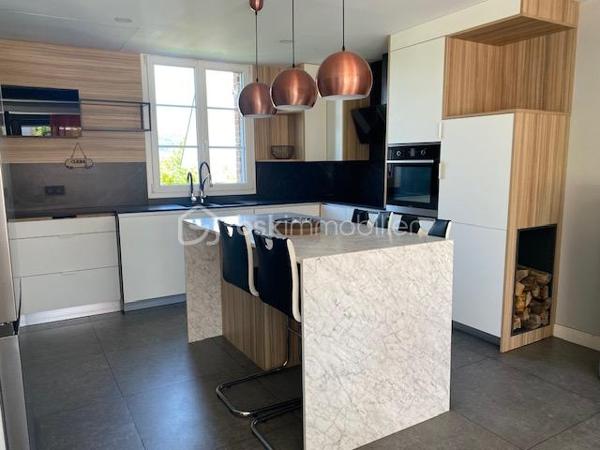 Située dans une impasse, à quelques minutes du centre ville de Pont-Audemer, venez découvrir cette belle maison de caractère. Elle comprend au rez-de-chaussée, une grande pièce de vie avec une cuisine aménagée et équipée ouverte sur le séjour-salon avec un poêle à bois, une chambre, une salle d'eau avec wc et un garage avec grenier au dessus. A l'étage: palier desservant une chambre avec dressing, une salle de bains avec une douche à l'italienne, une chambre avec sa mezzanine, un bureau et un wc avec lave mains. Au grenier : une chambre mansardée.
Un espace terrasse et barbecue agrémente l'extérieur de cette maison avec son terrain d'environ 530m².
Proche des écoles et commerces, très lumineuse et agréable à vivre sont les atouts de ce bien.
A VISITER SANS TARDER