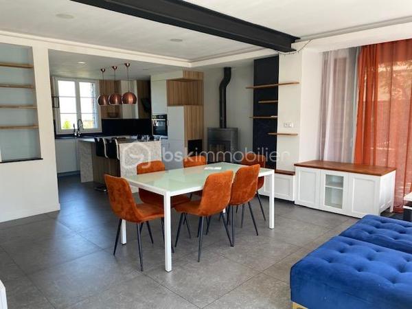 Située dans une impasse, à quelques minutes du centre ville de Pont-Audemer, venez découvrir cette belle maison de caractère. Elle comprend au rez-de-chaussée, une grande pièce de vie avec une cuisine aménagée et équipée ouverte sur le séjour-salon avec un poêle à bois, une chambre, une salle d'eau avec wc et un garage avec grenier au dessus. A l'étage: palier desservant une chambre avec dressing, une salle de bains avec une douche à l'italienne, une chambre avec sa mezzanine, un bureau et un wc avec lave mains. Au grenier : une chambre mansardée.
Un espace terrasse et barbecue agrémente l'extérieur de cette maison avec son terrain d'environ 530m².
Proche des écoles et commerces, très lumineuse et agréable à vivre sont les atouts de ce bien.
A VISITER SANS TARDER