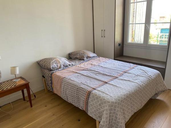 Située dans une impasse, à quelques minutes du centre ville de Pont-Audemer, venez découvrir cette belle maison de caractère. Elle comprend au rez-de-chaussée, une grande pièce de vie avec une cuisine aménagée et équipée ouverte sur le séjour-salon avec un poêle à bois, une chambre, une salle d'eau avec wc et un garage avec grenier au dessus. A l'étage: palier desservant une chambre avec dressing, une salle de bains avec une douche à l'italienne, une chambre avec sa mezzanine, un bureau et un wc avec lave mains. Au grenier : une chambre mansardée.
Un espace terrasse et barbecue agrémente l'extérieur de cette maison avec son terrain d'environ 530m².
Proche des écoles et commerces, très lumineuse et agréable à vivre sont les atouts de ce bien.
A VISITER SANS TARDER