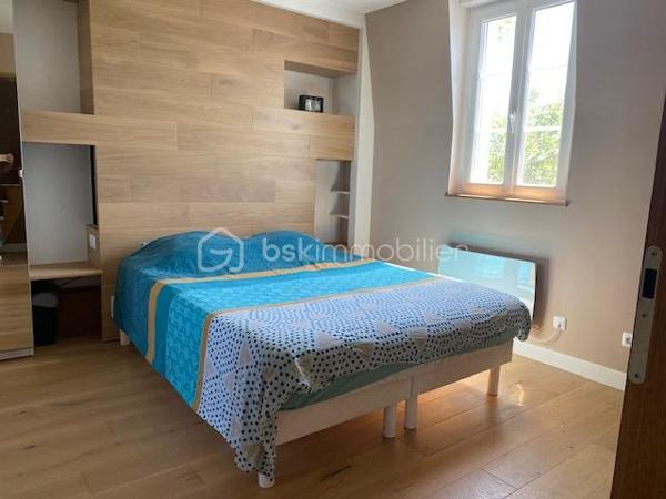 Située dans une impasse, à quelques minutes du centre ville de Pont-Audemer, venez découvrir cette belle maison de caractère. Elle comprend au rez-de-chaussée, une grande pièce de vie avec une cuisine aménagée et équipée ouverte sur le séjour-salon avec un poêle à bois, une chambre, une salle d'eau avec wc et un garage avec grenier au dessus. A l'étage: palier desservant une chambre avec dressing, une salle de bains avec une douche à l'italienne, une chambre avec sa mezzanine, un bureau et un wc avec lave mains. Au grenier : une chambre mansardée.
Un espace terrasse et barbecue agrémente l'extérieur de cette maison avec son terrain d'environ 530m².
Proche des écoles et commerces, très lumineuse et agréable à vivre sont les atouts de ce bien.
A VISITER SANS TARDER