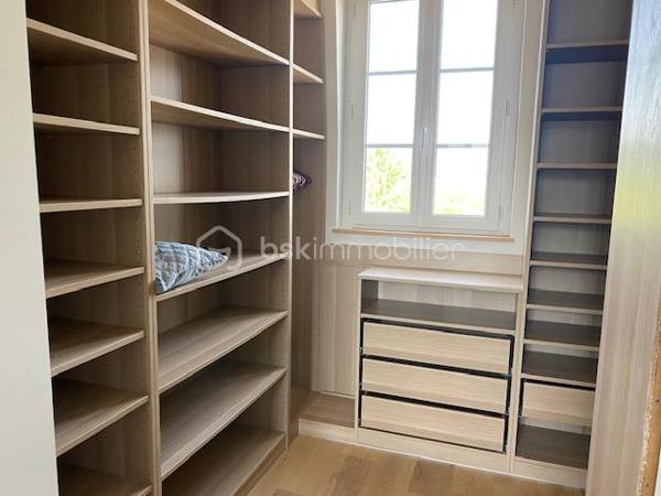 Située dans une impasse, à quelques minutes du centre ville de Pont-Audemer, venez découvrir cette belle maison de caractère. Elle comprend au rez-de-chaussée, une grande pièce de vie avec une cuisine aménagée et équipée ouverte sur le séjour-salon avec un poêle à bois, une chambre, une salle d'eau avec wc et un garage avec grenier au dessus. A l'étage: palier desservant une chambre avec dressing, une salle de bains avec une douche à l'italienne, une chambre avec sa mezzanine, un bureau et un wc avec lave mains. Au grenier : une chambre mansardée.
Un espace terrasse et barbecue agrémente l'extérieur de cette maison avec son terrain d'environ 530m².
Proche des écoles et commerces, très lumineuse et agréable à vivre sont les atouts de ce bien.
A VISITER SANS TARDER
