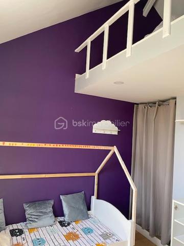 Située dans une impasse, à quelques minutes du centre ville de Pont-Audemer, venez découvrir cette belle maison de caractère. Elle comprend au rez-de-chaussée, une grande pièce de vie avec une cuisine aménagée et équipée ouverte sur le séjour-salon avec un poêle à bois, une chambre, une salle d'eau avec wc et un garage avec grenier au dessus. A l'étage: palier desservant une chambre avec dressing, une salle de bains avec une douche à l'italienne, une chambre avec sa mezzanine, un bureau et un wc avec lave mains. Au grenier : une chambre mansardée.
Un espace terrasse et barbecue agrémente l'extérieur de cette maison avec son terrain d'environ 530m².
Proche des écoles et commerces, très lumineuse et agréable à vivre sont les atouts de ce bien.
A VISITER SANS TARDER