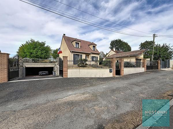 Pavillon de 5 pièces en très bon état général avec un sous-sol total  et un garage indépendant à Saint Germain Laval