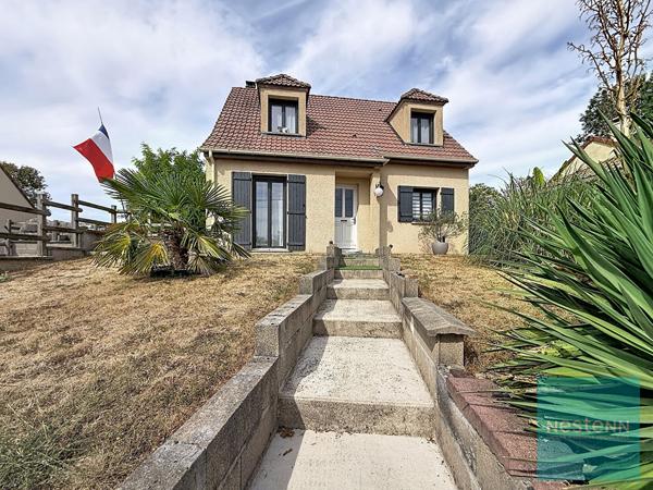 Pavillon de 5 pièces en très bon état général avec un sous-sol total  et un garage indépendant à Saint Germain Laval