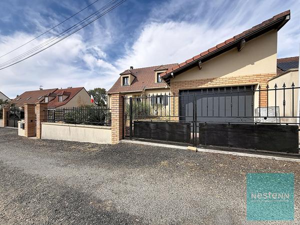 Pavillon de 5 pièces en très bon état général avec un sous-sol total  et un garage indépendant à Saint Germain Laval