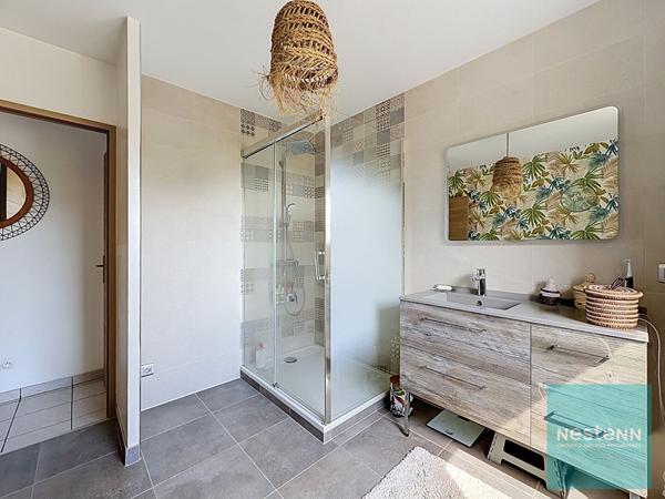 Pavillon de 5 pièces en très bon état général avec un sous-sol total  et un garage indépendant à Saint Germain Laval
