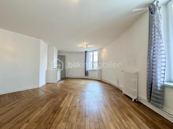 idéalement situé au coeur de la rue Jean Jaurès, ce charmant duplex de 147M2 prend place au dernier étage d'un élégant immeuble de 1920, sans ascenseur. 

lDès l'entrée, le charme opère : parquet massif, volumes atypiques et généreux, lumière traversante et vues dégagées sur l'artère principale de Limoges. 
Réparti sur deux niveaux, le bien offre 7 pièces dont 3 vraies chambres. 

Au pied de l'immeuble, vous profiterez de tous les commerces du centre-ville, restaurants et transports, dans un environnement vivant et recherché. 

Un bien rare sur le marché, idéal pour les amateurs de caractère souhaitant vivre au coeur de la ville tout en jouissant du charme intemporel de l'ancien. 

Chauffage individuel, taxe foncière 1700 euros, charges de copropriété 600 euros annuelles.