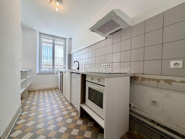 idéalement situé au coeur de la rue Jean Jaurès, ce charmant duplex de 147M2 prend place au dernier étage d'un élégant immeuble de 1920, sans ascenseur. 

lDès l'entrée, le charme opère : parquet massif, volumes atypiques et généreux, lumière traversante et vues dégagées sur l'artère principale de Limoges. 
Réparti sur deux niveaux, le bien offre 7 pièces dont 3 vraies chambres. 

Au pied de l'immeuble, vous profiterez de tous les commerces du centre-ville, restaurants et transports, dans un environnement vivant et recherché. 

Un bien rare sur le marché, idéal pour les amateurs de caractère souhaitant vivre au coeur de la ville tout en jouissant du charme intemporel de l'ancien. 

Chauffage individuel, taxe foncière 1700 euros, charges de copropriété 600 euros annuelles.