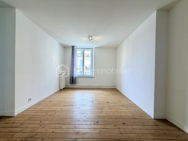 idéalement situé au coeur de la rue Jean Jaurès, ce charmant duplex de 147M2 prend place au dernier étage d'un élégant immeuble de 1920, sans ascenseur. 

lDès l'entrée, le charme opère : parquet massif, volumes atypiques et généreux, lumière traversante et vues dégagées sur l'artère principale de Limoges. 
Réparti sur deux niveaux, le bien offre 7 pièces dont 3 vraies chambres. 

Au pied de l'immeuble, vous profiterez de tous les commerces du centre-ville, restaurants et transports, dans un environnement vivant et recherché. 

Un bien rare sur le marché, idéal pour les amateurs de caractère souhaitant vivre au coeur de la ville tout en jouissant du charme intemporel de l'ancien. 

Chauffage individuel, taxe foncière 1700 euros, charges de copropriété 600 euros annuelles.