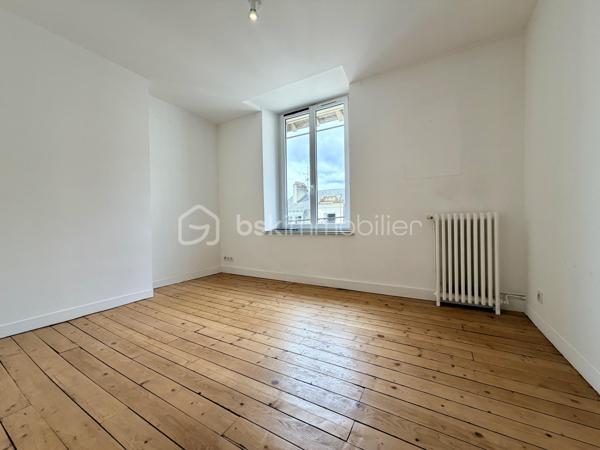 idéalement situé au coeur de la rue Jean Jaurès, ce charmant duplex de 147M2 prend place au dernier étage d'un élégant immeuble de 1920, sans ascenseur. 

lDès l'entrée, le charme opère : parquet massif, volumes atypiques et généreux, lumière traversante et vues dégagées sur l'artère principale de Limoges. 
Réparti sur deux niveaux, le bien offre 7 pièces dont 3 vraies chambres. 

Au pied de l'immeuble, vous profiterez de tous les commerces du centre-ville, restaurants et transports, dans un environnement vivant et recherché. 

Un bien rare sur le marché, idéal pour les amateurs de caractère souhaitant vivre au coeur de la ville tout en jouissant du charme intemporel de l'ancien. 

Chauffage individuel, taxe foncière 1700 euros, charges de copropriété 600 euros annuelles.