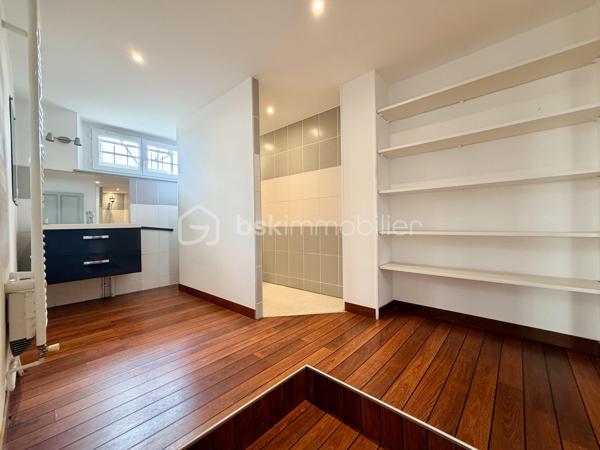 idéalement situé au coeur de la rue Jean Jaurès, ce charmant duplex de 147M2 prend place au dernier étage d'un élégant immeuble de 1920, sans ascenseur. 

lDès l'entrée, le charme opère : parquet massif, volumes atypiques et généreux, lumière traversante et vues dégagées sur l'artère principale de Limoges. 
Réparti sur deux niveaux, le bien offre 7 pièces dont 3 vraies chambres. 

Au pied de l'immeuble, vous profiterez de tous les commerces du centre-ville, restaurants et transports, dans un environnement vivant et recherché. 

Un bien rare sur le marché, idéal pour les amateurs de caractère souhaitant vivre au coeur de la ville tout en jouissant du charme intemporel de l'ancien. 

Chauffage individuel, taxe foncière 1700 euros, charges de copropriété 600 euros annuelles.