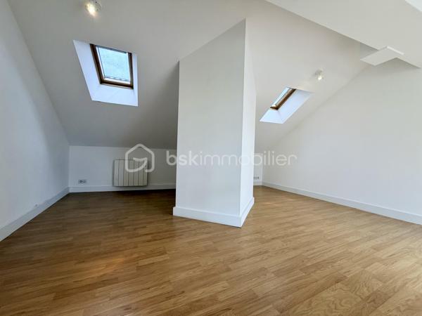 idéalement situé au coeur de la rue Jean Jaurès, ce charmant duplex de 147M2 prend place au dernier étage d'un élégant immeuble de 1920, sans ascenseur. 

lDès l'entrée, le charme opère : parquet massif, volumes atypiques et généreux, lumière traversante et vues dégagées sur l'artère principale de Limoges. 
Réparti sur deux niveaux, le bien offre 7 pièces dont 3 vraies chambres. 

Au pied de l'immeuble, vous profiterez de tous les commerces du centre-ville, restaurants et transports, dans un environnement vivant et recherché. 

Un bien rare sur le marché, idéal pour les amateurs de caractère souhaitant vivre au coeur de la ville tout en jouissant du charme intemporel de l'ancien. 

Chauffage individuel, taxe foncière 1700 euros, charges de copropriété 600 euros annuelles.