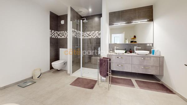 Vente
                Appartement136,92 m² - 4 Pièces -
                    Granville (50400)