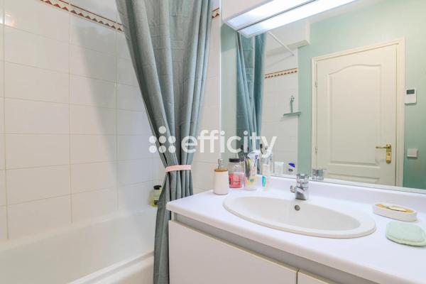 Appartement
         2 pièces
        - 49 m² Bien prestige 425 000 € *