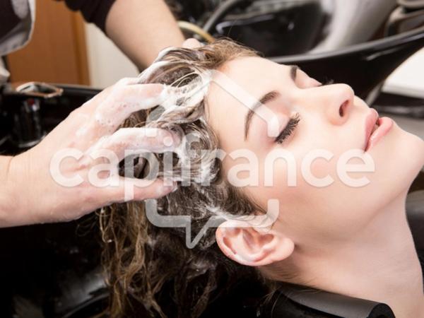 Puy de Dome CHABRELOCHE (63): A vendre salon de coiffure Homme et Femme