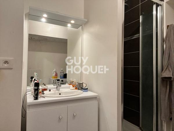 studio dans immeuble de 2015, balcon et parking