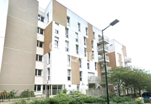 studio dans immeuble de 2015, balcon et parking