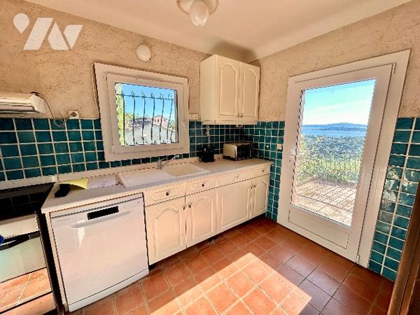 Maison 3 pièces R-1 de 71m2, édifiée sur un terrain d'environ 536m² offrant une vue belle mer