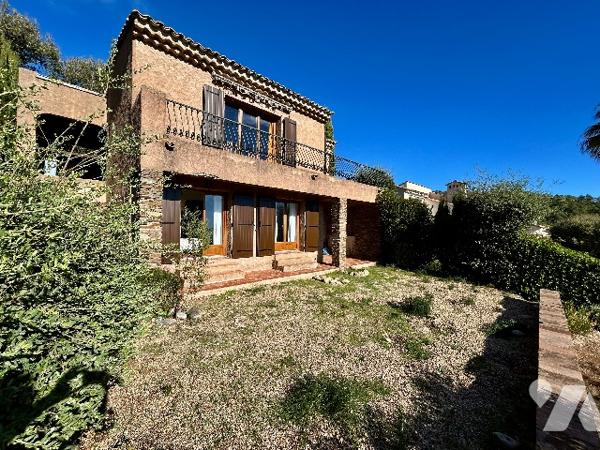 Maison 3 pièces R-1 de 71m2, édifiée sur un terrain d'environ 536m² offrant une vue belle mer