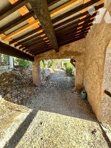 Maison 3 pièces R-1 de 71m2, édifiée sur un terrain d'environ 536m² offrant une vue belle mer