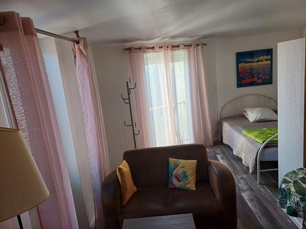 A vendre maison de 58 m², à Saujon, port du Riberou composée de 2 studios à l'étage, d'une buanderieet d'une pièce à rénover ainsi que d'un garage..,