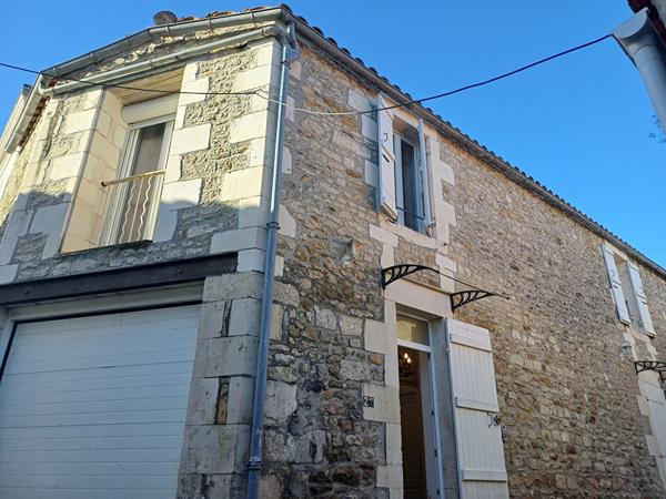 A vendre maison de 58 m², à Saujon, port du Riberou composée de 2 studios à l'étage, d'une buanderieet d'une pièce à rénover ainsi que d'un garage..,