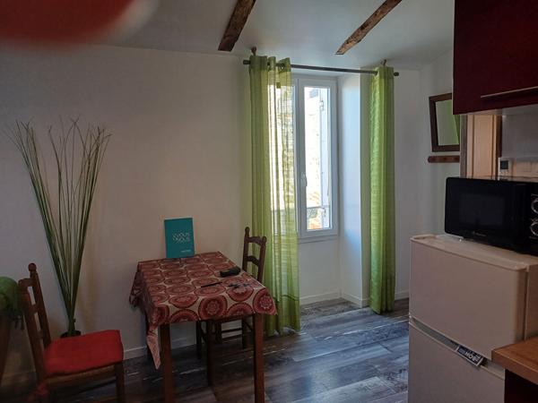 A vendre maison de 58 m², à Saujon, port du Riberou composée de 2 studios à l'étage, d'une buanderieet d'une pièce à rénover ainsi que d'un garage..,