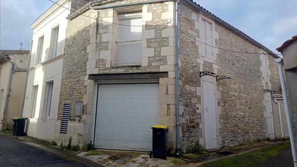 A vendre maison de 58 m², à Saujon, port du Riberou composée de 2 studios à l'étage, d'une buanderieet d'une pièce à rénover ainsi que d'un garage..,