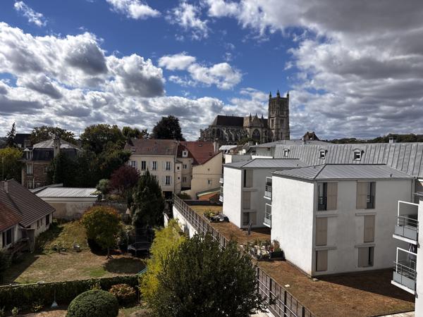 Appartement type F2, parking et cave