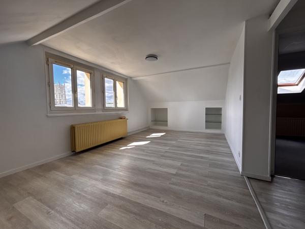 Appartement type F2, parking et cave