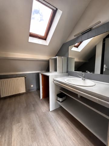 Appartement type F2, parking et cave